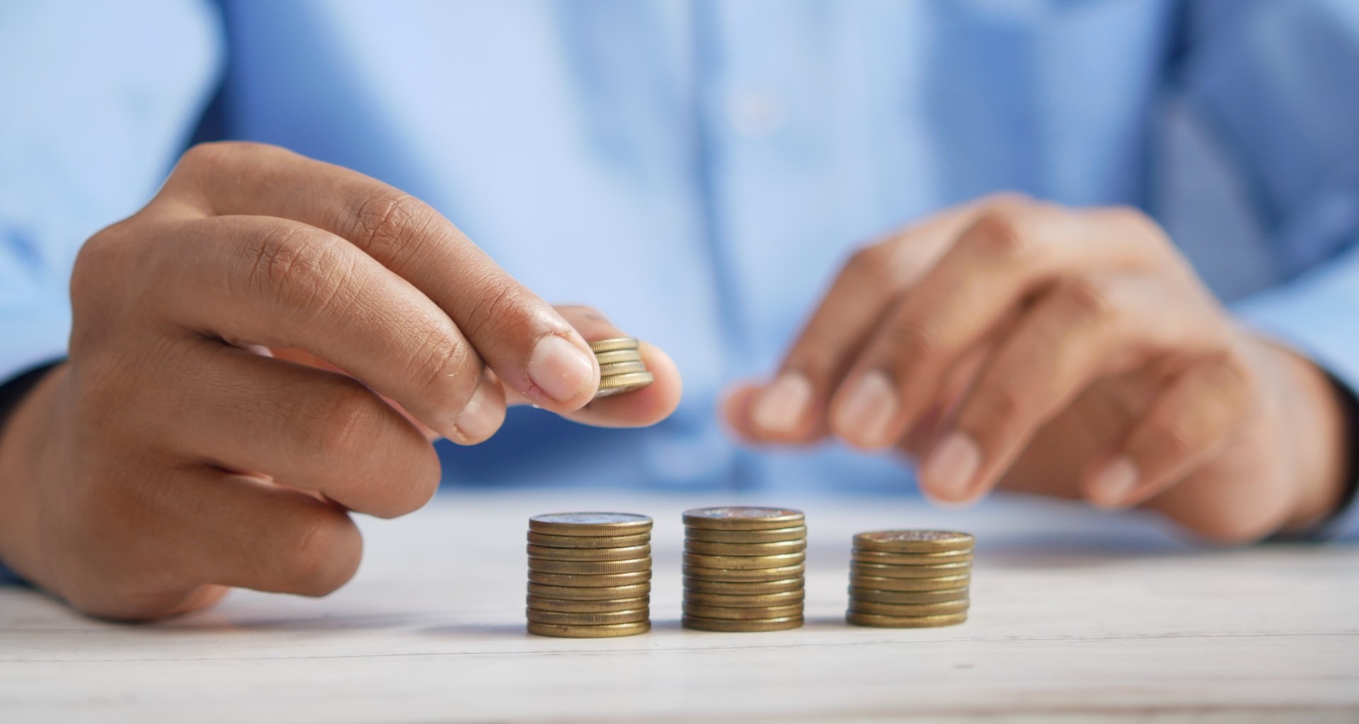 A man counts pennies while wondering how much is pest control insurance?